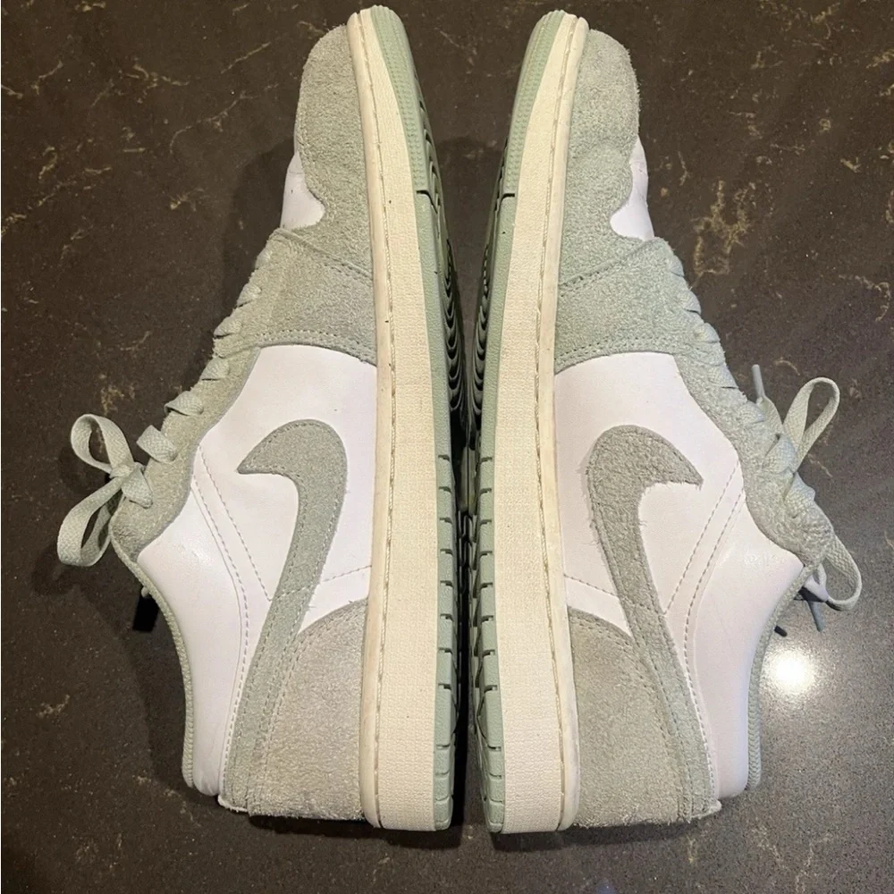 Air Jordan 1 Low SE Seafoam Green - Size 10.5